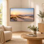Téléviseur plat installé dans un angle de salon lumineux, avec mobilier en chêne clair et fauteuil beige.